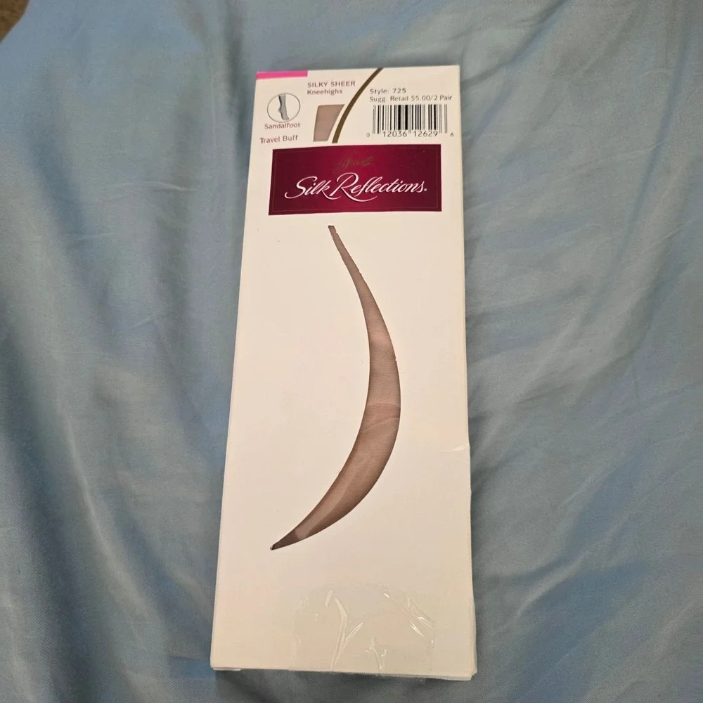 Hanes Silk Reflections Knee Highs Travel Buff Nude Sandalfoot Womens OS 2 Pr